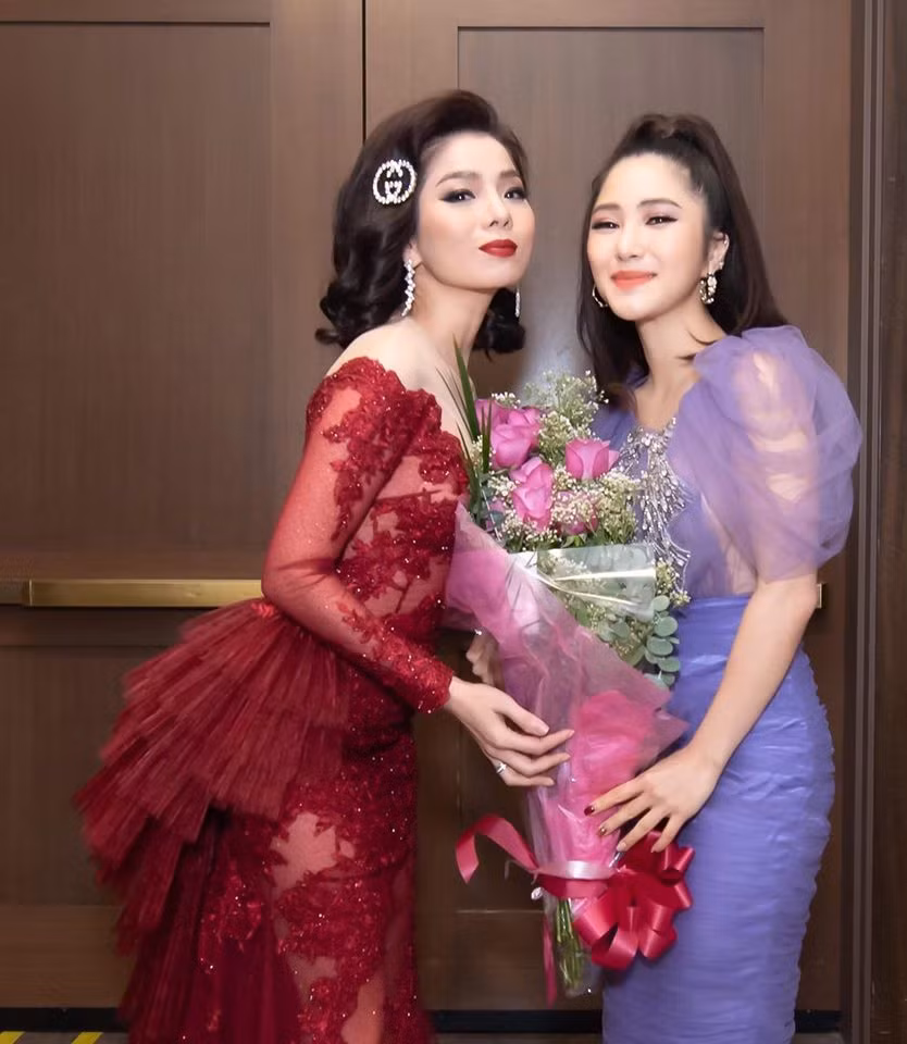 Nữ ca sĩ đã lái xe hơn 3 tiếng đồng hồ đi mua hoa đến tặng "nữ hoàng phòng trà".