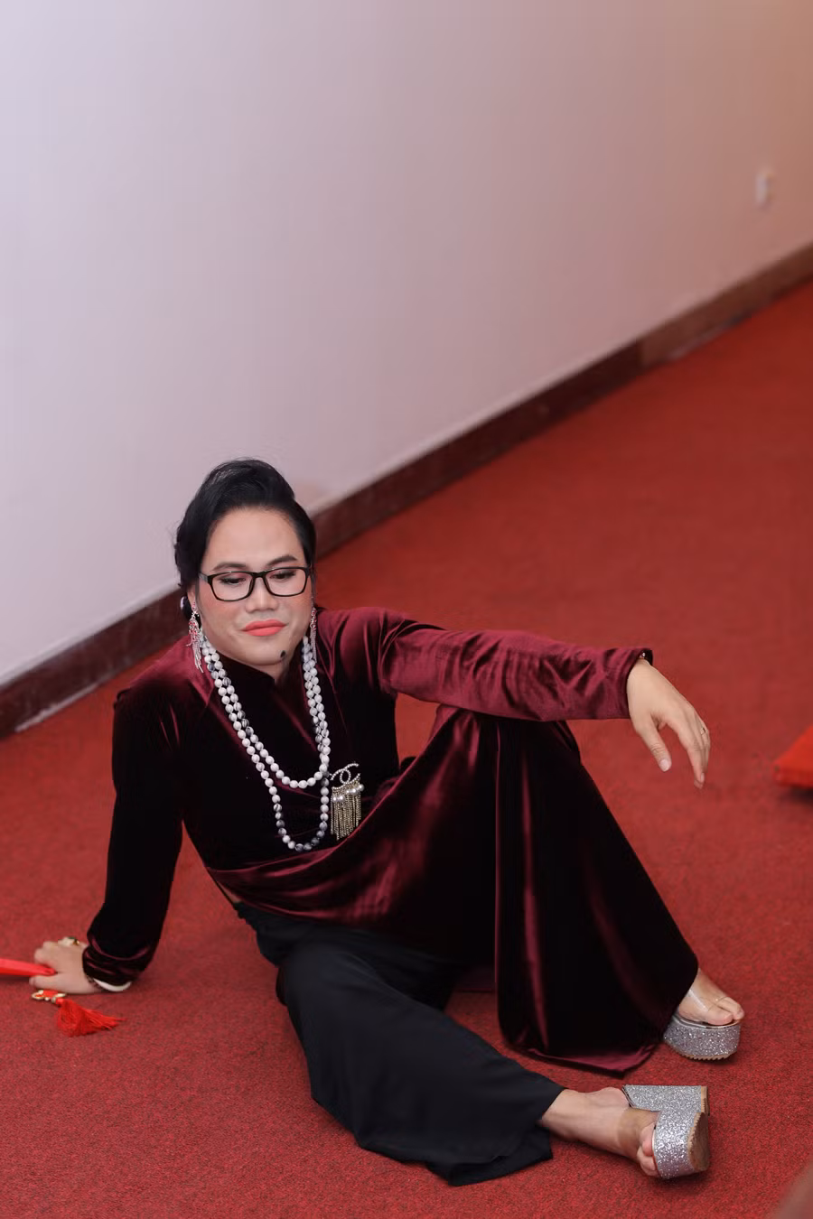 Phút ngẫu hứng, Vượng Râu đã có dáng ngồi vô cùng bá đạo khi mặc áo dài.
