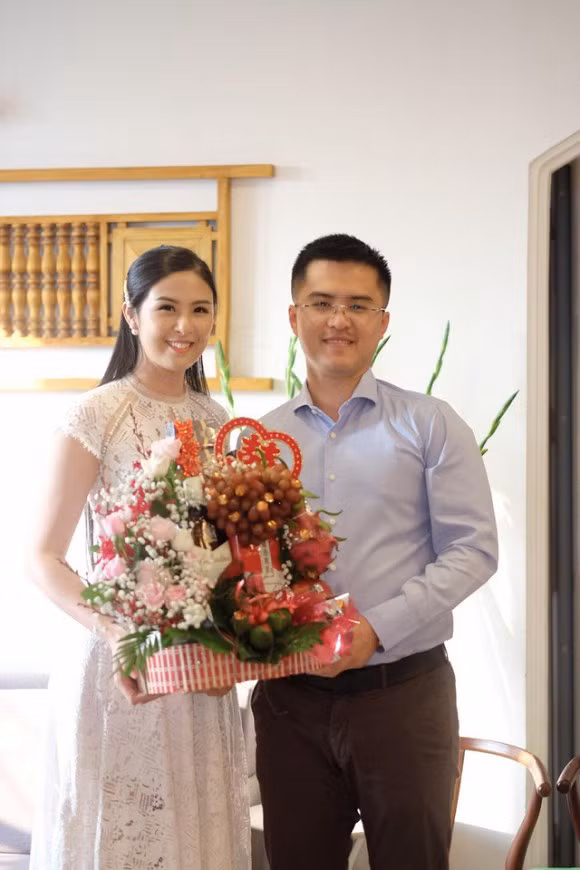 Theo đó, những hình ảnh này được đăng vào ngày 24/11/2019. Vì vậy, Hoa hậu Việt Nam 2010 được cho là đã làm lễ dạm ngõ cách đây một tháng.