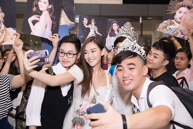 Nàng á hậu nhí nhảnh tạo dáng cùng fan.