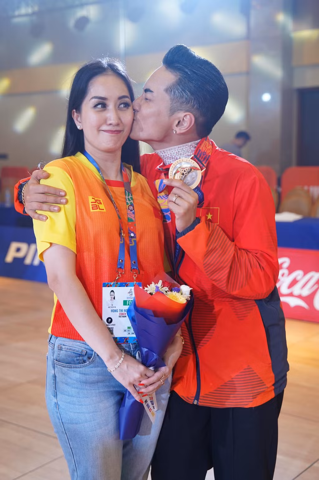 Đặc biệt, hình ảnh Khánh Thi ôm chầm Phan Hiển, khóc nức nở trong lòng chồng khiến nhiều người xúc động. Cô không chỉ là huấn luyện viên mà còn là vợ, là người luôn kề bên chăm sóc, đốc thúc kiện tướng 26 tuổi tập luyện.