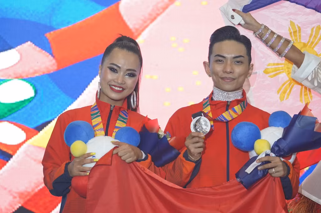 "Có lẽ đây là lần hiếm hoi chúng ta có được những tấm hình với cờ đỏ sao vàng khoác lên vai và đứng ở bục vinh quang", Khánh Thi chia sẻ trên trang cá nhân.