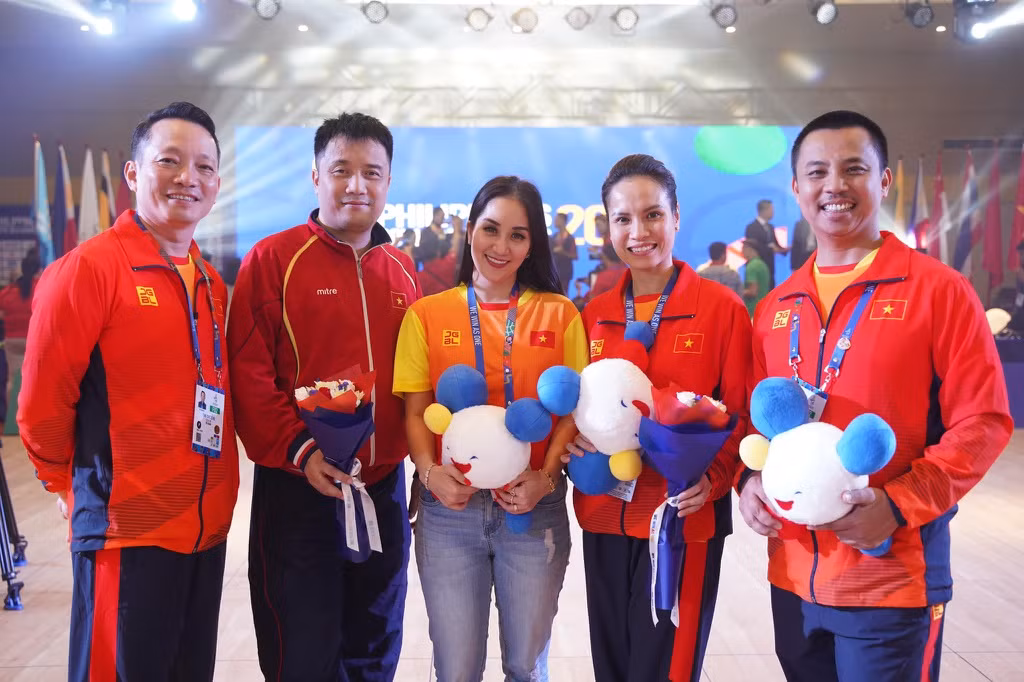 10 năm qua, bộ môn dancesport không có mặt ở đấu trường SEA Games. "Đó là 10 năm Chí Anh - Khánh Thi kiên trì luyện quân, kiên trì chờ đợi", một khán giả xúc động viết.