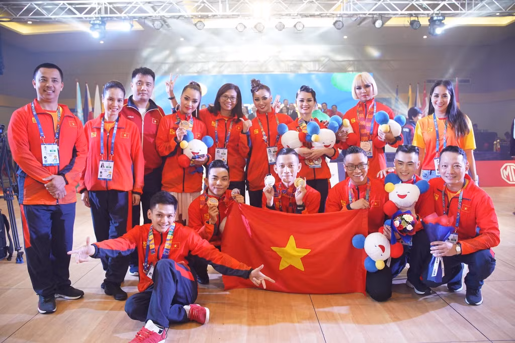 Khánh Thi - vợ Phan Hiển, kiêm huấn luyện viên đoàn dancesport Việt Nam - đã chia sẻ nhiều khoảnh khắc xúc động lên trang cá nhân. Trong đó, khoảnh khắc chồng cô cùng bạn nhảy Nhã Khanh đứng trên bục, giơ cao chiếc huy chương quý giá khiến nhiều người xúc động.