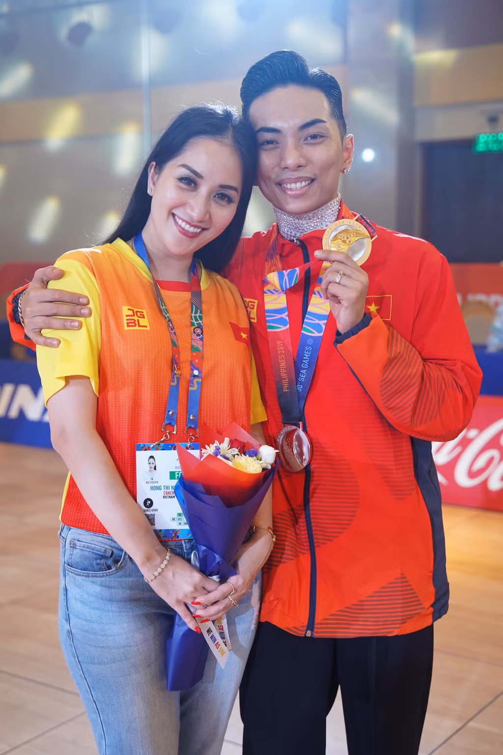Thành tích ấn tượng của vợ chồng Khánh Thi, Phan Hiển cùng các vận động viên đoàn dancesport Việt Nam nhận được nhiều lời chúc mừng từ khán giả, bạn bè.