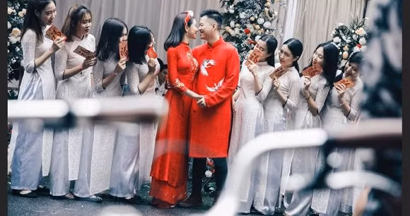 Là diễn viên nhưng Lưu Đê Ly lại bị cư dân mạng chú ý bởi hàng loạt scandal. Đặc biệt trong một thời gian dài, cô bị chỉ trích là "giật chồng", "con giáp thứ 13" phá hoại gia đình của DJ Huy DX. Thậm chí, cặp đôi này còn có con và sống chung bên nhau khi Huy DX chưa ly hôn vợ.
