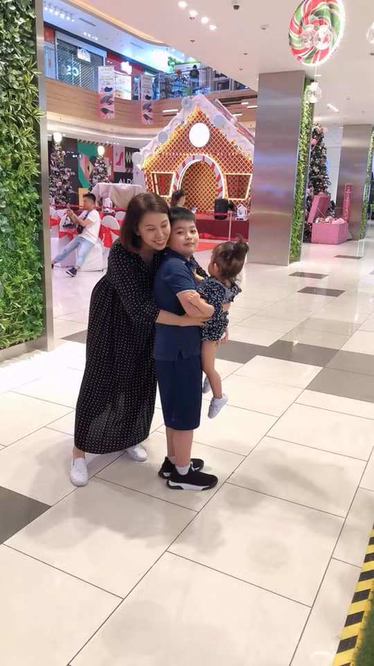 Có duy nhất một tấm hình con trai riêng của Mai Hồ - bé Phong ôm em.