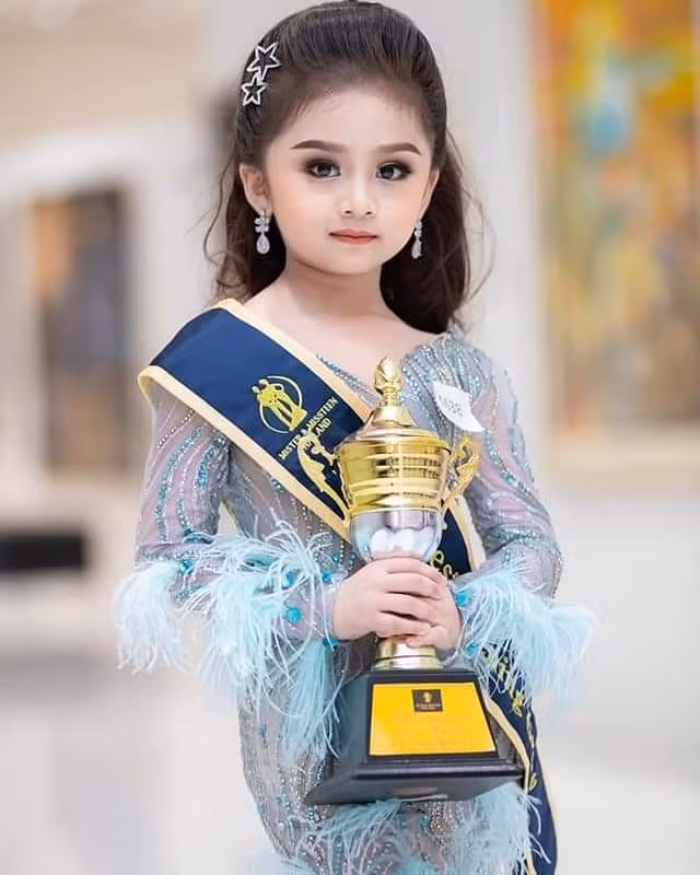 Hôm 26/11, Sina chia sẻ loạt ảnh của Baifern Freya - Hoa hậu nhí Thái Lan 2019. Tờ này nhận xét dù mới 6 tuổi nhưng cô bé đã có cách tạo dáng chuyên nghiệp không thua kém người lớn.