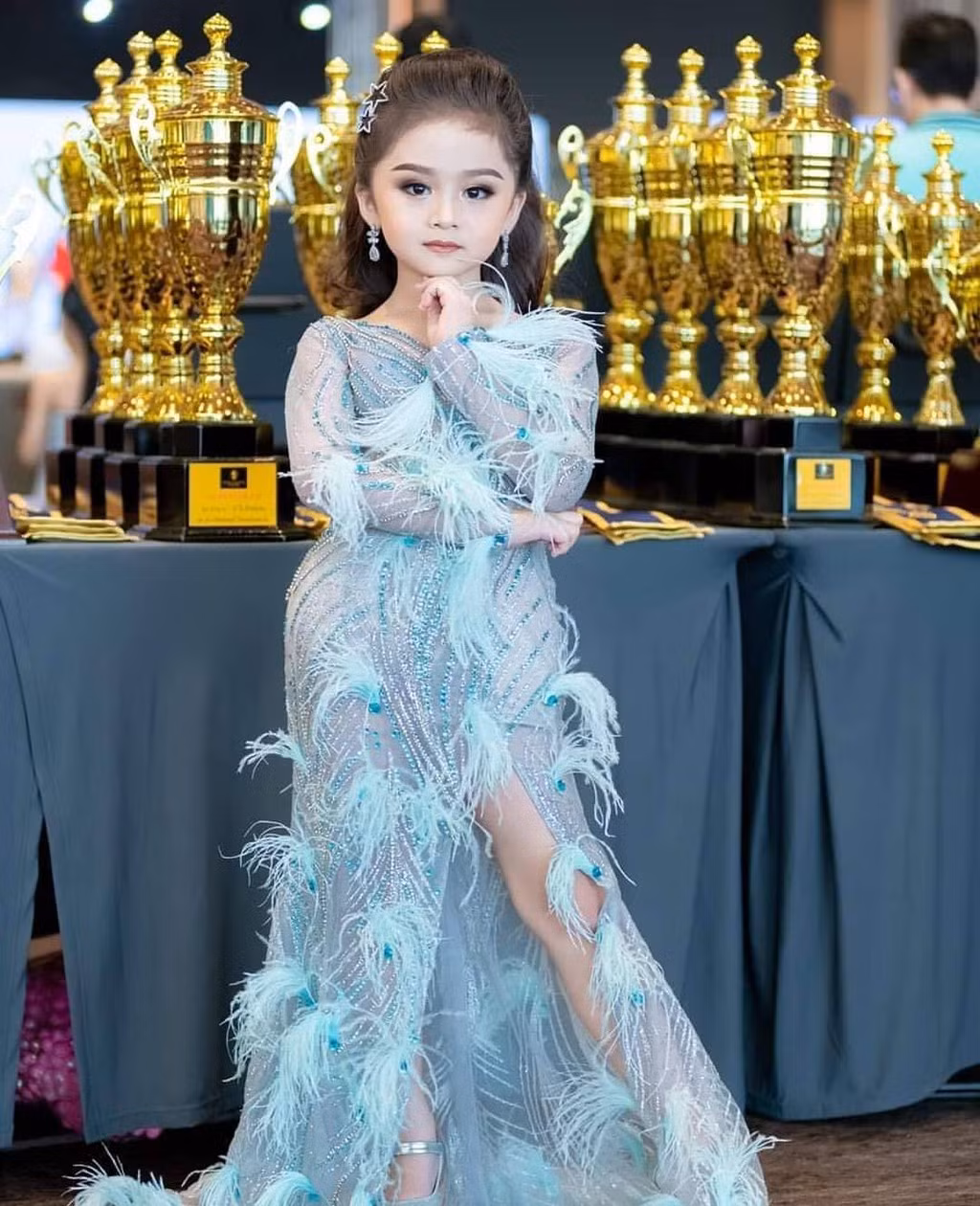 Khán giả dự đoán cô bé sẽ là người đẹp nổi tiếng của xứ sở chùa vàng trong tương lai.