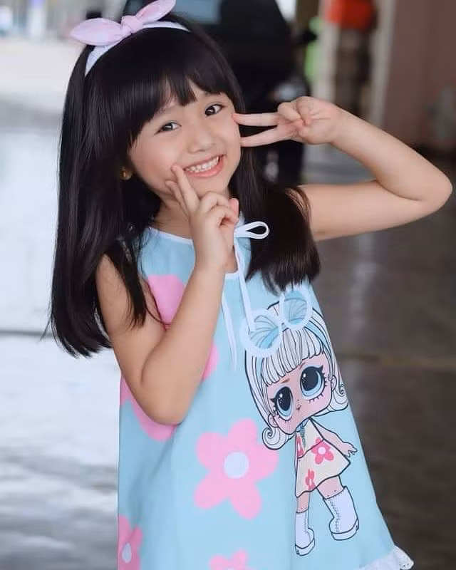 Cô bé cũng là người mẫu nhí được yêu mến ở Thái Lan.