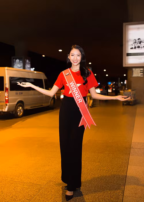 Thanh Khoa gian di ve nuoc sau dang quang Hoa hau Sinh vien The gioi 2019