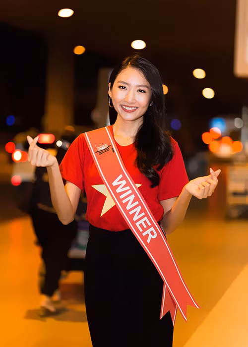 Hình ảnh rạng rỡ của Hoa hậu Thanh Khoa ở sân bay.