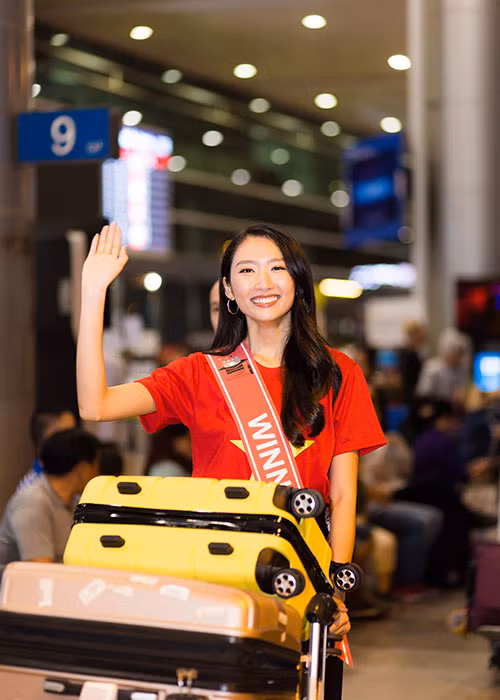 Sau hành trình chinh phục vương miện, tối 22/12 Thanh Khoa đã trở về nước trong sự chào đón của người thân gia đình.