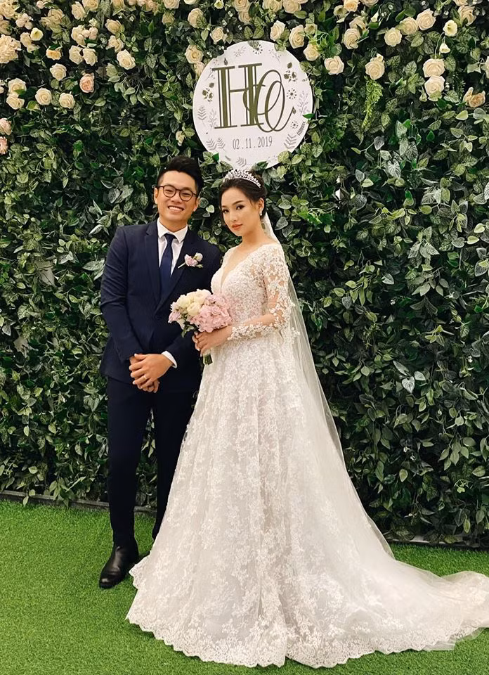 Trong bộ váy cưới trắng tinh khôi, Kiều Oanh - vợ cũ cố người mẫu Duy Nhân khoe vẻ đẹp rạng rỡ, duyên dáng của người con gái xứ Huế. Những hình ảnh được người bạn đăng tải đã thu hút sự quan tâm từ cư dân mạng. Nhiều lời chúc được gửi đến cô nhân ngày trọng đại.
