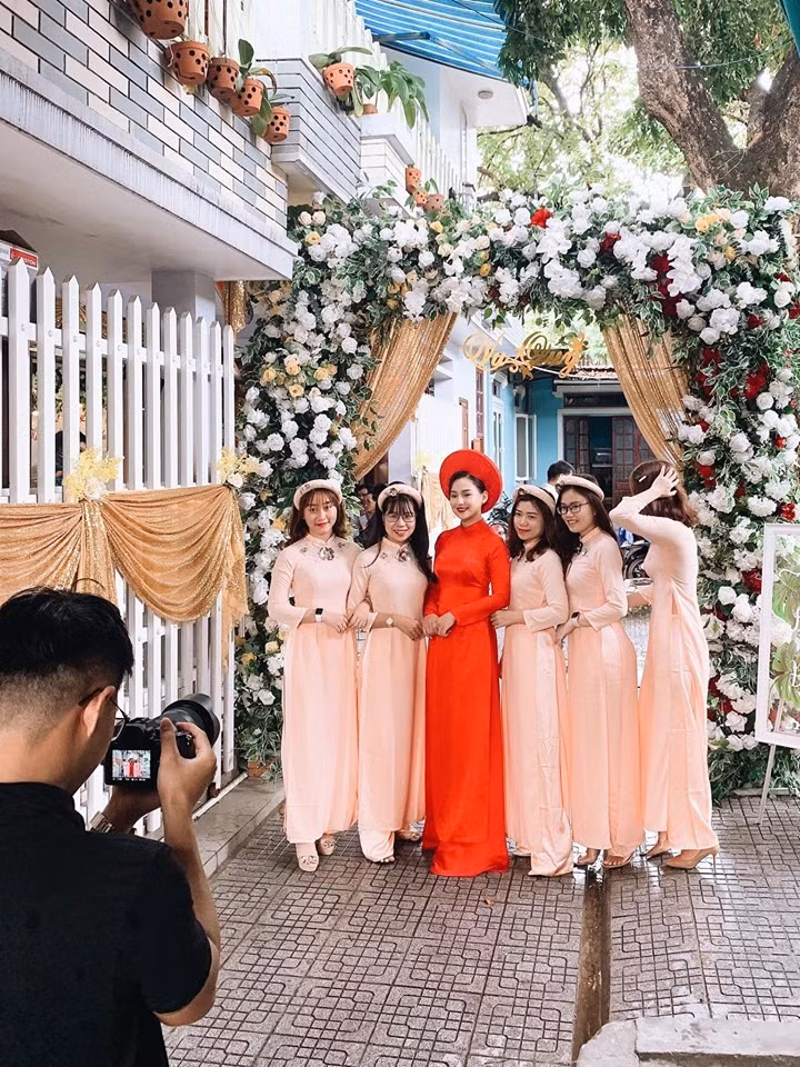 Tuy nhiên thông qua những hình ảnh ít ỏi, mọi người đều cảm nhận được cô gái gốc Huế đã vượt qua mọi biến cố, nỗi mất mát lớn lao để có được niềm vui hiện tại.