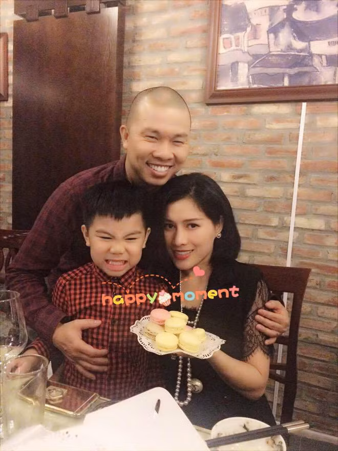 Ngoài ra, nam diễn viên đi đâu cũng mang vợ theo cùng, vợ thích gì sẽ mua tặng. Anh cũng bày tỏ niềm tự hào vì có người vợ xinh đẹp, giỏi giang.
