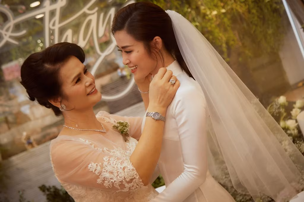 Cô dâu Đông Nhi xinh đẹp trong tà áo dài trắng. Nữ ca sĩ hạnh phúc chụp hình cùng người thân. Dàn khách mời dự lễ cưới của Đông Nhi gồm 500 người sẽ xuất phát từ sân bay Tân Sơn Nhất tới Phú Quốc vào sáng 9/11. Họ ở lại đó tới chiều ngày 10/11 thì di chuyển về TP.HCM.