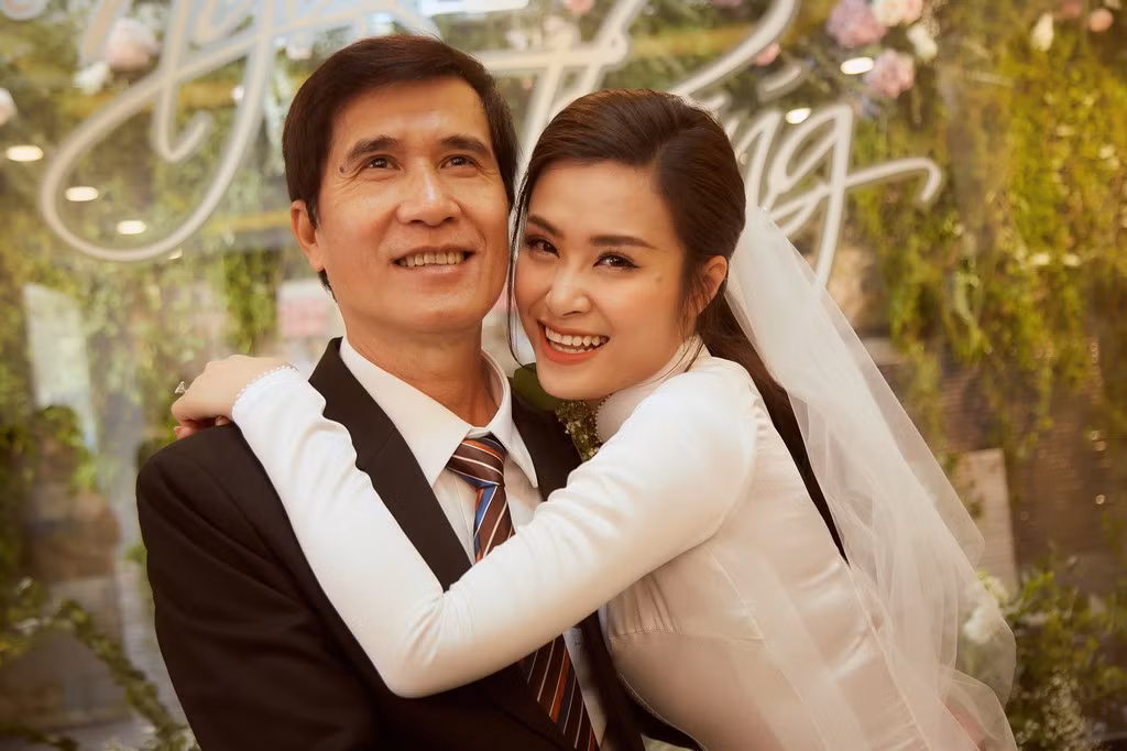 Đông Nhi và Ông Cao Thắng bên nhau suốt 10 năm qua. Họ là cặp đôi được yêu mến ở showbiz nhờ sự nghiệp trong sạch, không vướng scandal.
