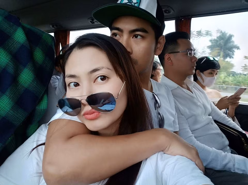 Trên trang cá nhân, cặp đôi diễn viên từ lâu đã không còn chia sẻ hình ảnh cùng nhau. Thậm chí, khi con trai bị ốm, Ngọc Lan một mình chăm sóc con, đưa con đi bệnh viện mà vắng mặt ông xã.