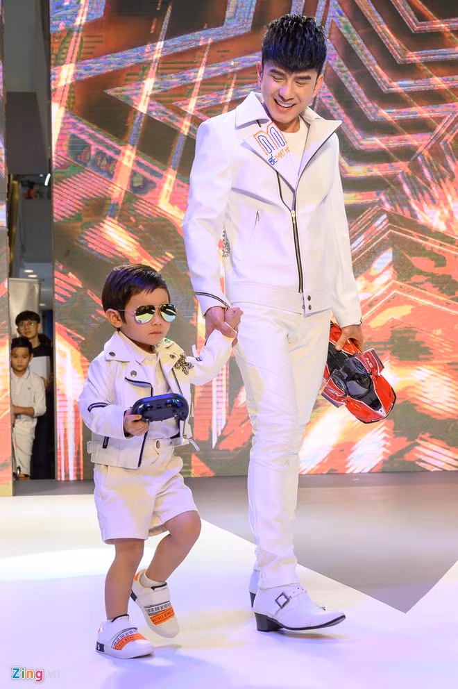 Bà xã Đan Trường cho hay chị hướng dẫn con trai tập luyện catwalk từ hai tuần trước ở Mỹ.