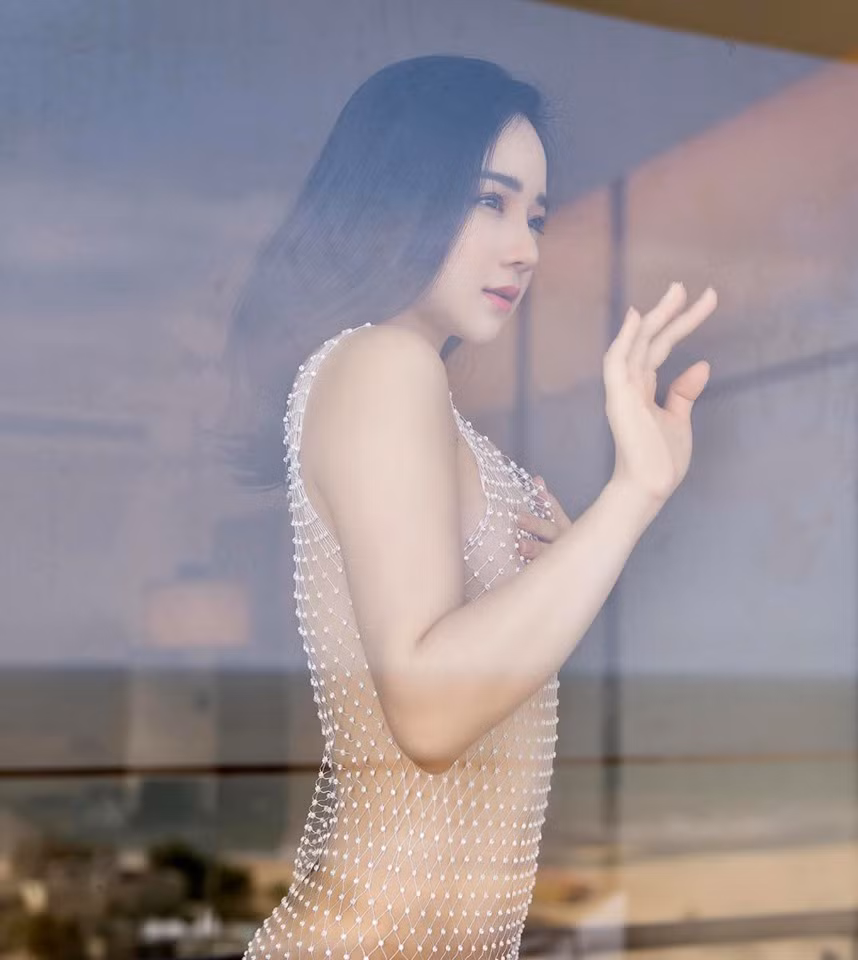Nhã Tiên tên thật là Nguyễn Thủy Tiên, sinh năm 2000, quê Hưng Yên. Hot girl từng nổi tiếng với bức ảnh ngủ gật giữa sân trường và xuất hiện trong chương trình Nóng cùng World Cup 2018.