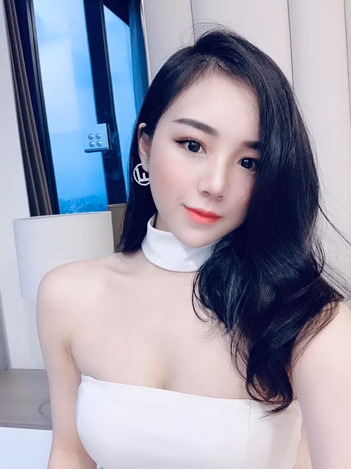 Ra mắt MV đánh dấu việc lấn sân ca hát của người đẹp này, tuy nhiên cô nàng lại được khuyên đừng nên hát. Ca khúc "Em muốn cho anh xem này" do nhạc sĩ Đỗ Hiếu sáng tác. Nhã Tiên cho biết cô đầu tư hơn 1 tỷ đồng cho MV, trong đó khoảng 30% được bạn trai cũ hỗ trợ.