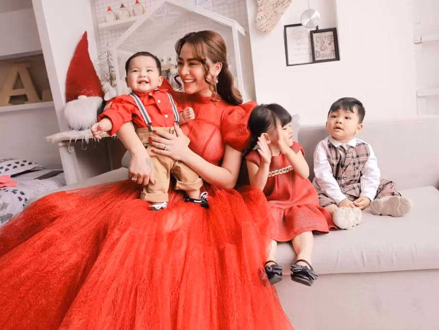 Năm 2019 là năm khá vất vả với Hải Băng khi cô mang thai lần 3 chỉ sau một thời gian ngắn sinh em bé thứ hai. Dù được cảnh báo rất nguy hiểm nhưng nữ ca sĩ vẫn quyết tâm giữ lại con và có quá trình bầu bí cũng như lâm bồn an toàn.