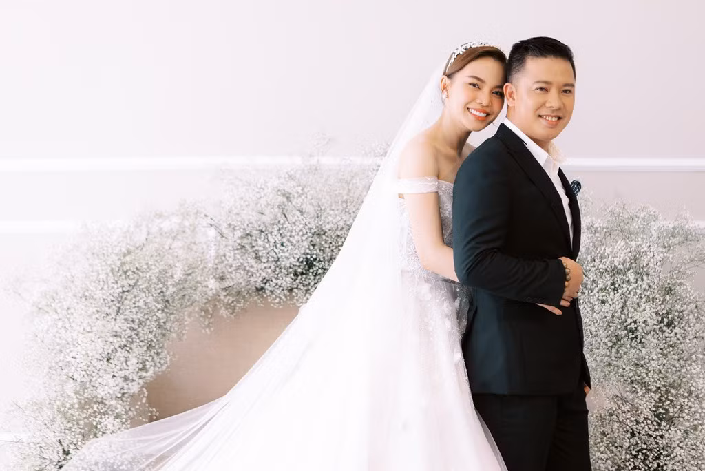 Đứng cạnh Giang Hồng Ngọc là bạn trai Xuân Văn lịch lãm với vest đen kết hợp sơ mi trắng. Cặp đôi liên tục thể hiện tình cảm trước ống kính.