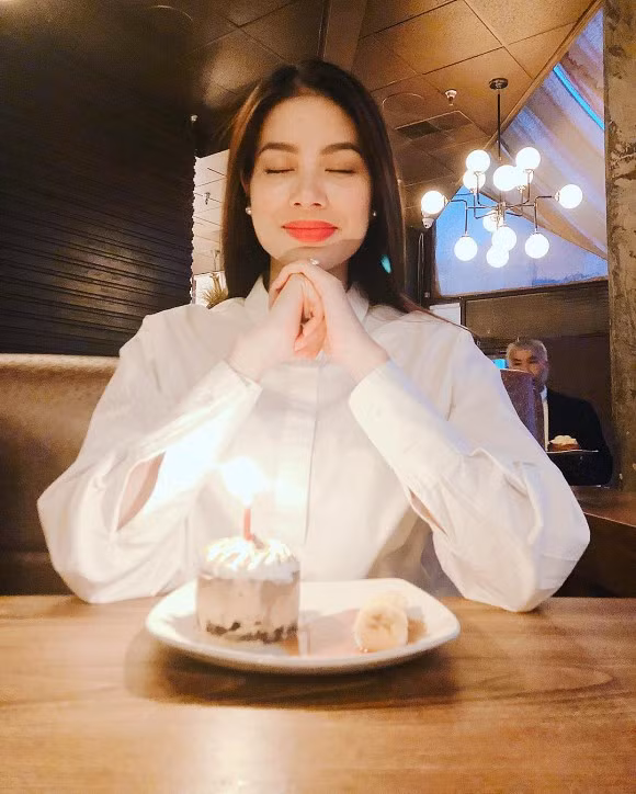 Khuôn mặt đầy đặn hơn và Hoa hậu Phạm Hương khéo léo chụp nửa thân trên hoặc giữ khoảng cách nhất định khi chụp ảnh để không thấy vòng hai to.