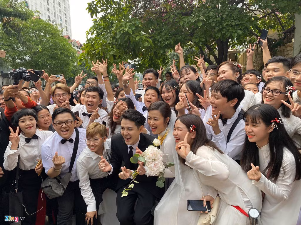 Ngay khi cô dâu - chú rể xuất hiện, người hâm mộ đã vây kín cặp thần tượng để chụp ảnh. Không chỉ vậy, các fan còn liên tục hô vang tên Đông Nhi - Ông Cao Thắng, khiến không khí xung quanh trở nên náo nhiệt hơn.