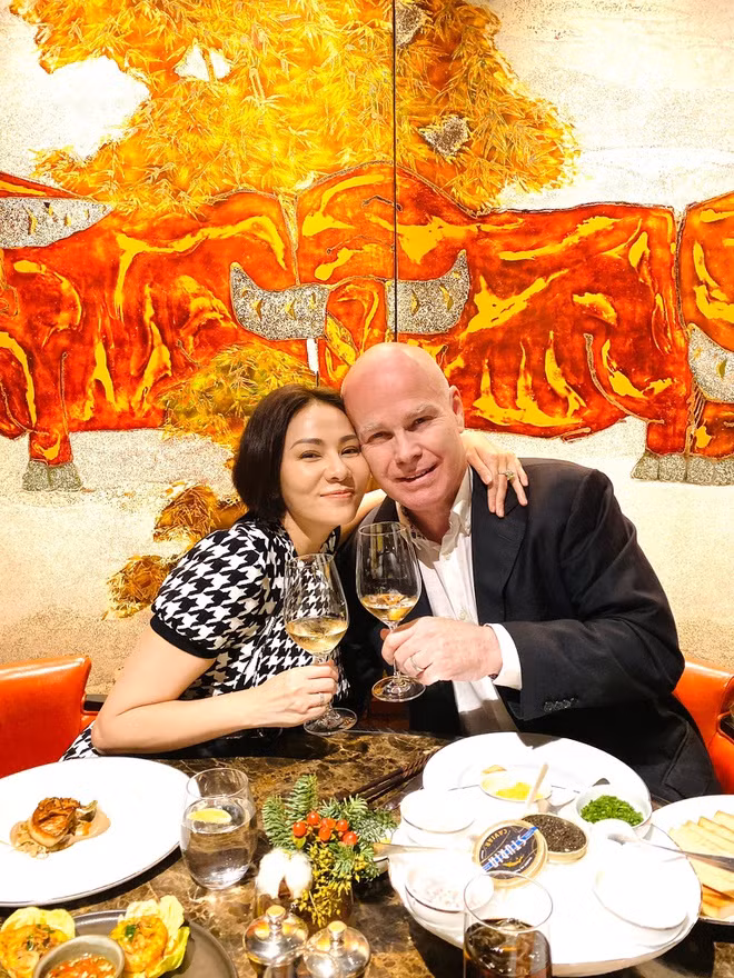 Thu Minh và chồng hẹn hò nhân dịp Giáng sinh. Giám khảo Giọng hát Việt (The Voice) ôm chồng đầy tình cảm.