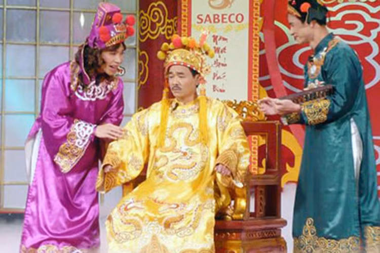 Đóng vai Ngọc Hoàng quen thuộc, Quốc Khánh tung hứng cùng Công Lý và Xuân Bắc trong Táo quân 2008. Ảnh: Công Lý