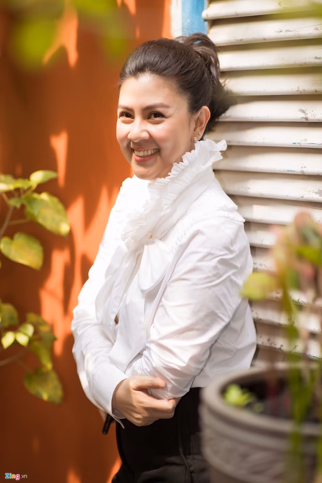 "Tôi phải mặc áo đồng phục của nhà hàng để che đậy việc mình không có đồ đẹp. Tôi điệu làm sao khi mẹ và chị gái mình đều khó khăn. Bạn tin không, hơn 7 năm nay, tôi không sắm được một cái túi đẹp. Tôi cảm giác mình như cô gái chân phèn, mộc mạc", nữ diễn viên nói.