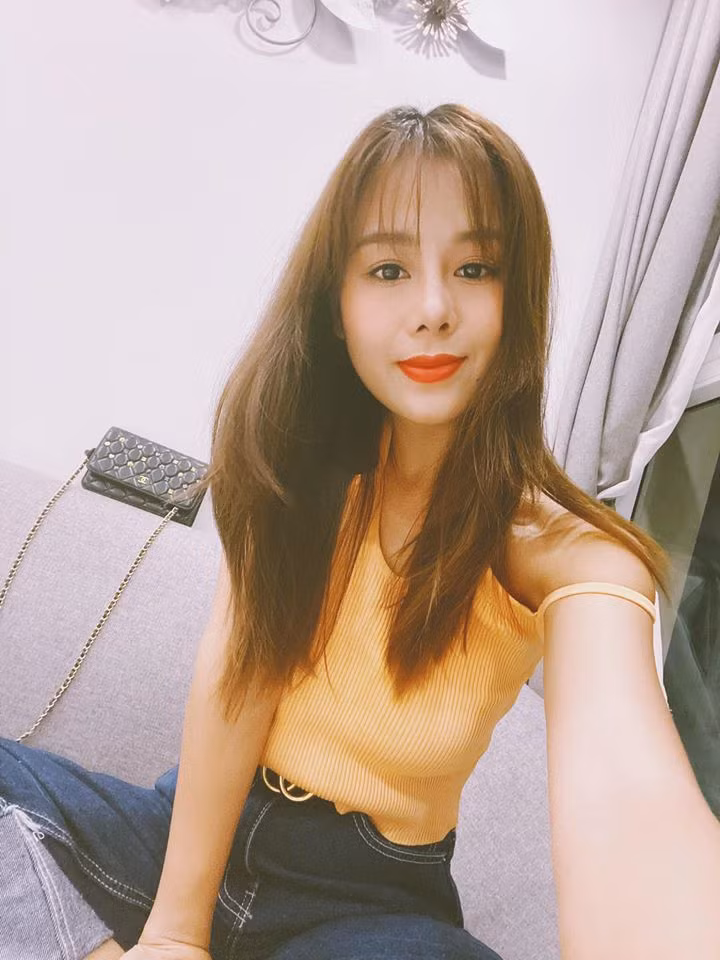 Mới nhất, "kiều nữ làng hài" Nam Thư bị nghi vấn có mối quan hệ tình cảm với con trai của danh hài Hoài Linh khi cả hai có nhiều ảnh thân mật. Tuy nhiên, Thành Vinh đã lên tiếng phủ nhận.