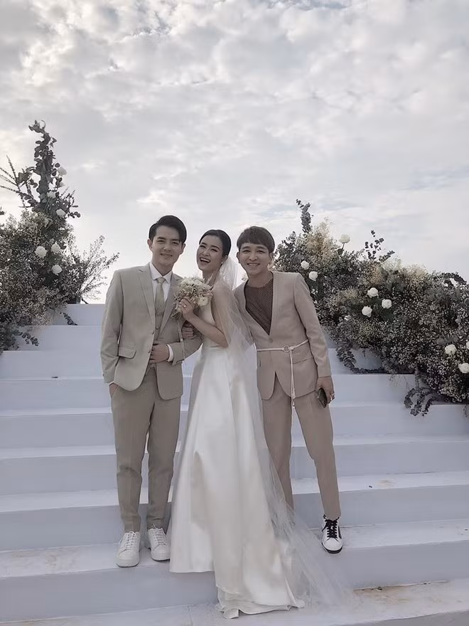 Dong Nhi - Ong Cao Thang xuat hien rang ro sau dam cuoi-Hinh-2