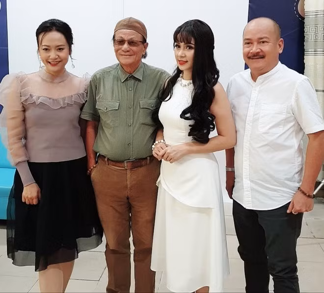 Mới đây, khán giả vô cùng thích thú khi dàn diễn viên 'Người đẹp Tây Đô' có dịp hội ngộ sau 23 năm gồm Việt Trinh, Hồng Ánh, Hoàng Sơn và đạo diễn Lê Cung Bắc. Nữ diễn viên Việt Trinh chia sẻ tâm trạng hào hứng trên trang cá nhân: "Chiều tối qua nguyên ê-kíp phim Người đẹp Tây Đô hội ngộ tại phim trường... Vui ơi là vui". Cùng với đó, cô đăng tải những bức hình kỷ niệm chụp cùng đồng nghiệp. "Người đẹp Tây Đô" từng là ký ức của biết bao người thuộc thế hệ 8x, 9x. Bộ phim lên sóng lần đầu tiên vào năm 1996 với dàn diễn viên sáng giá gồm Việt Trinh, Lê Công Tuấn Anh, Hồng Ánh, Tú Trinh…