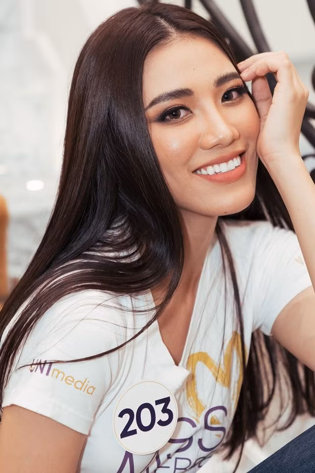 Làn da nâu gợi cảm cùng khả năng nói tiếng Anh trôi chảy cũng khiến Kim Duyên ghi điểm tại cuộc thi Hoa hậu Hoàn vũ Việt Nam.