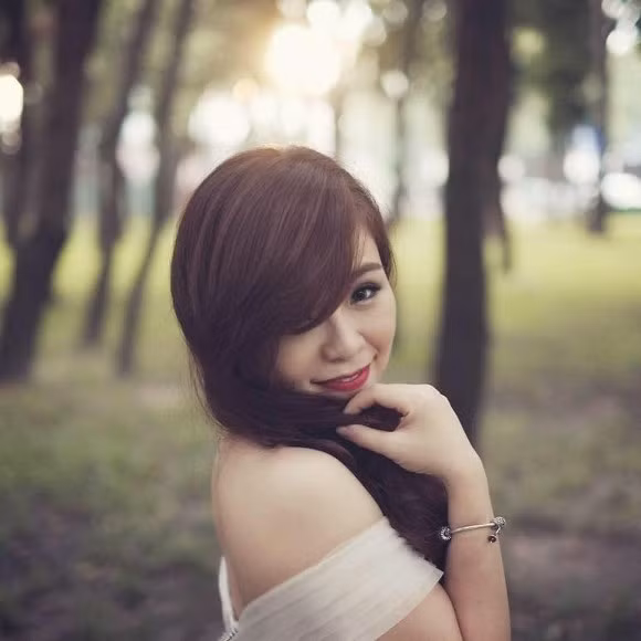 Người vợ đầu tiên của Việt Anh không làm trong ngành giải trí, cô cũng không sở hữu vẻ ngoài sắc sảo.