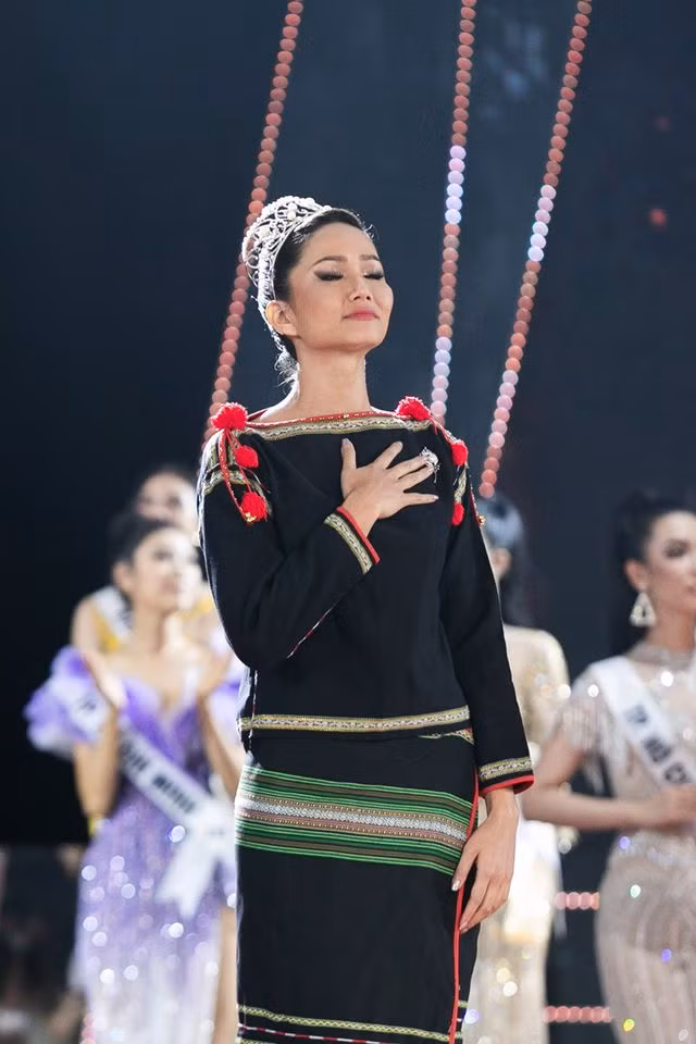 H'hen đã bật khóc, chia sẻ trong nghẹn ngào. Trong chặng đường 2 năm nhiệm kỳ Hoa hậu Hoàn vũ Việt Nam, H'hen Niê là nàng hậu thành công nhất khi ghi danh vào Top 5 Miss Universe.