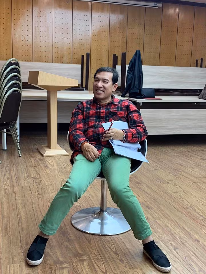 Nghệ sĩ Quang Thắng trong buổi tập. "Táo Kinh tế" bày tỏ, dù tham gia bất cứ chương trình nào các nghệ sĩ cũng cố gắng hết mình để mang đến những chương trình chất lượng.