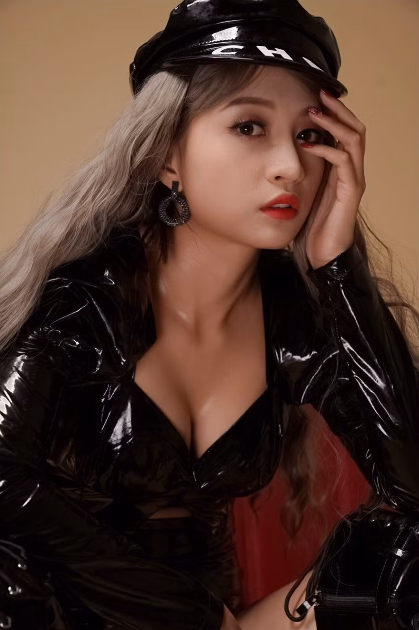 Trang Sarah có ngoại hình xinh đẹp, nóng bỏng, tham gia biểu diễn rất nhiều show lớn cùng các nghệ sĩ nổi tiếng, ngoài làm DJ cô còn tham gia làm diễn viên các phim sitcom.