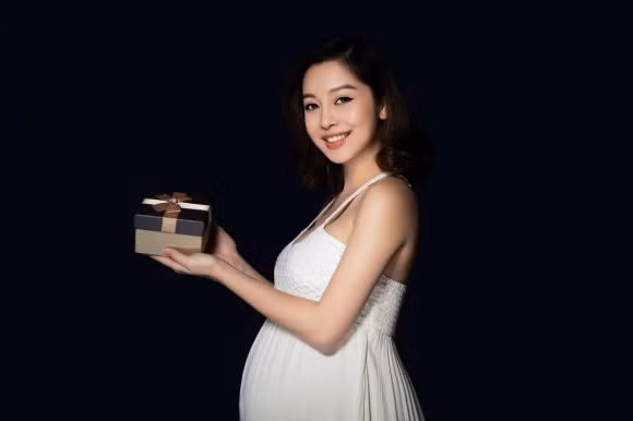 Hoa hậu Jennifer Phạm hiện đang mang thai lần thứ tư. Mới đây, nàng Hậu khiến công chúng không ngừng xuýt xoa khi đăng tải những hình ảnh ở tháng thứ 6 thai kì.