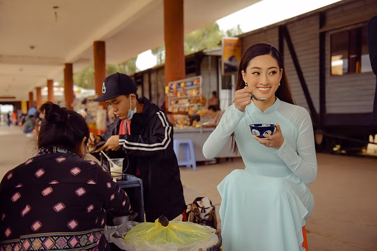 Nàng hậu cũng hào hứng thưởng thức các món ẩm thực đường phố.