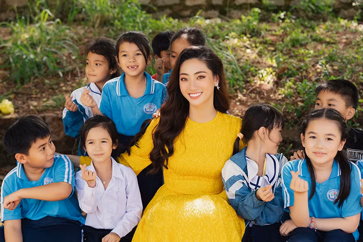 Lương Thùy Linh trò chuyện cùng các em nhỏ và hát cho các em nghe ca khúc “Bắc Kim Thang”.