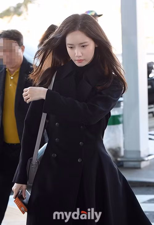 Sự xuất hiện của nữ thần Kpop – Im Yoona ngay lập tức nhận được sự chú ý đông đảo của cả truyền thông và đám đông có mặt. Sao Hàn này diện trang phục đen với áo khoác măng tô dạng váy khoe vóc dáng nuột nà.