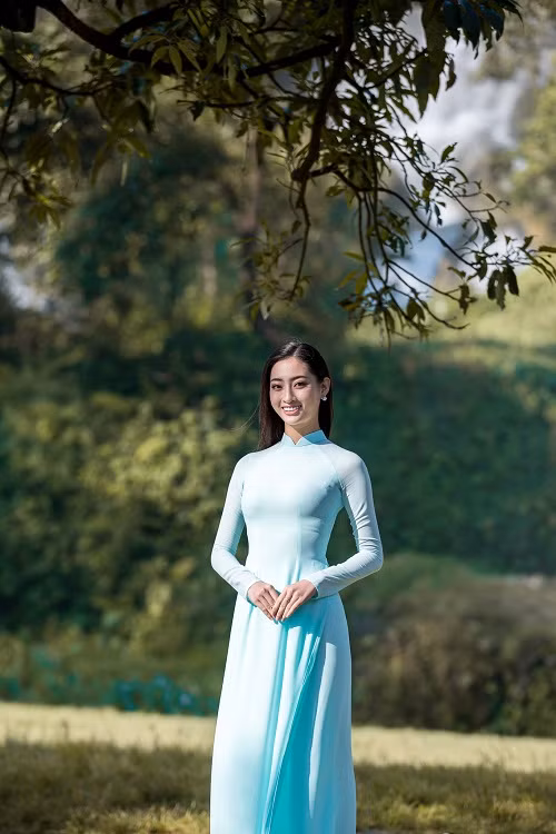 Trong clip, ngoài hình ảnh cô gái dân tộc Tày, nàng hậu còn diện áo dài nền nã, khoe nét đẹp dịu dàng.