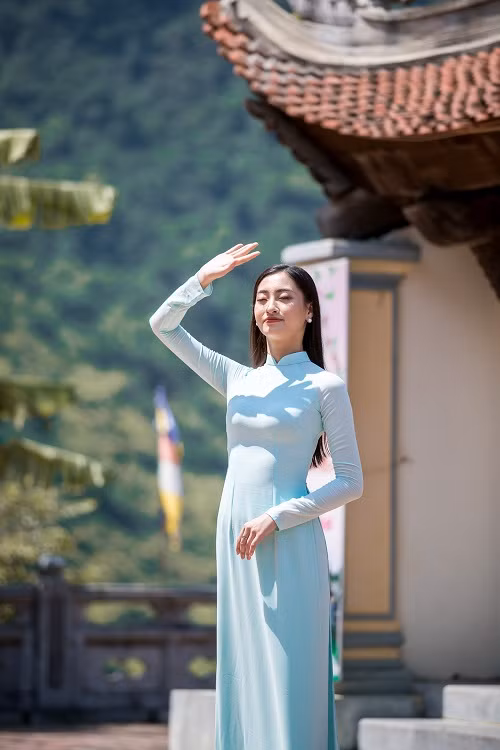 Đặc biệt, trong clip đại diện Việt Nam ghi điểm với khả năng ngoại ngữ trôi chảy.
