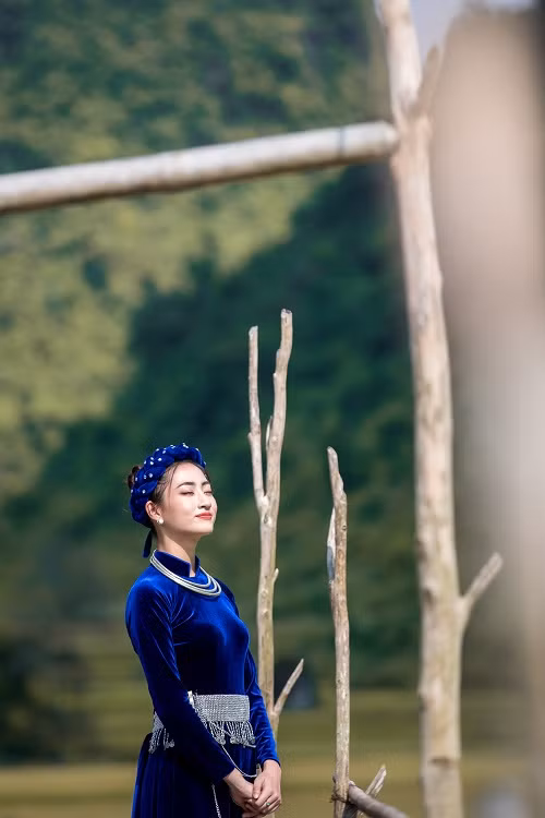Trong clip tự giới thiệu gửi đến Miss World 2019, Hoa hậu Lương Thuỳ Linh xinh đẹp khi hóa thân thành thiếu nữ dân tộc Tày, mang bản sắc quê hương Cao Bằng giới thiệu đến bạn bè quốc tế.