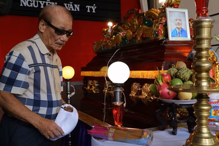NSND Trần Hiếu xúc động viếng nhạc sĩ Nguyễn Văn Tý NSND Tran Hieu xuc dong vieng nhac si Nguyen Van Ty