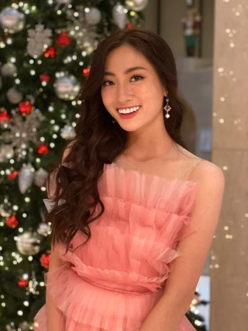 Diện mạo tươi tắn của đại diện Việt Nam gây thiện cảm với bạn bè quốc tế.